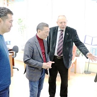 Ю.Ю. Лесневский демонстрирует гостям модули по выборам, содержащими информацию о кандидатах в президенты Российской Федерации.